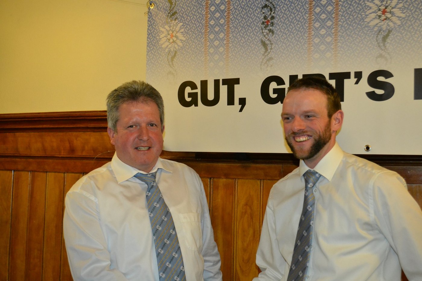 Walter Furrer (links) mit seinem Nachfolger Simon Niederberger.     (Bild Paul Küchler)