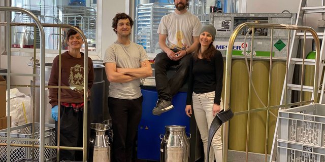 New-Roots-Mitbegründer Freddy Hunziker (stehend) mit Christi Dufour, Kai Bender und Rebecca Grunder. Das Unternehmen beschäftigt heute 24 Mitarbeitende.  (Bild jsc)