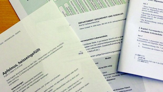 Papierkrieg: Für die korrekte Deklaration von Produkten im Direktverkauf muss einiges beachtet werden. (Bild Lisa Vogt Altermatt) 