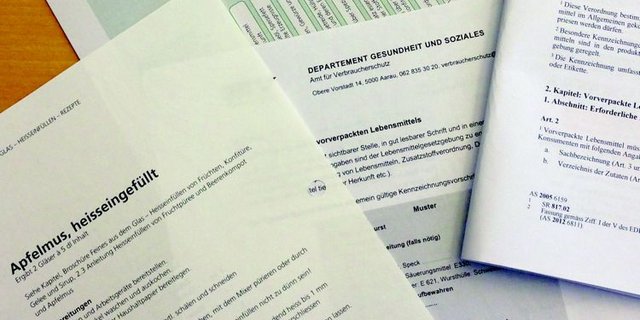 Papierkrieg: Für die korrekte Deklaration von Produkten im Direktverkauf muss einiges beachtet werden. (Bild Lisa Vogt Altermatt) 