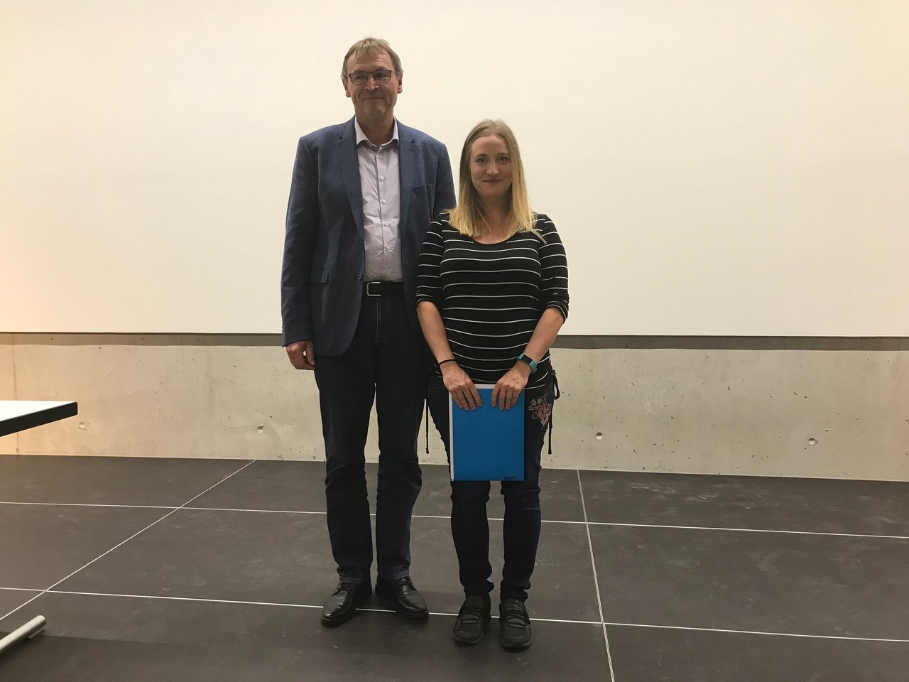 Ruedi Zweifel, Direktor vom Aviforum, gratuliert Daniela Brasser zu ihrem Abschluss als einzige Geflügelwirtschaftsmeisterin des Jahrgangs (Bild Alexandra Stückelberger) 
