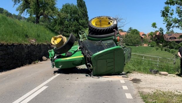 Der Unfall ging glimpflich aus: Der Lenker des Traktors entstieg dem Fahrzeug nur leicht verletzt. (Bild Kapo Bern)