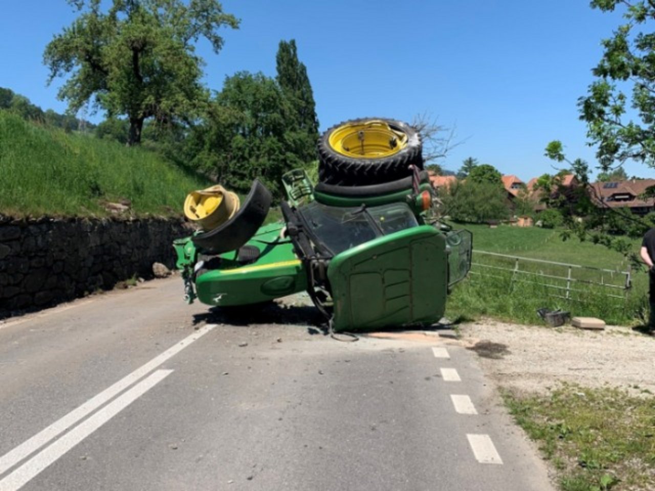 Der Unfall ging glimpflich aus: Der Lenker des Traktors entstieg dem Fahrzeug nur leicht verletzt. (Bild Kapo Bern)