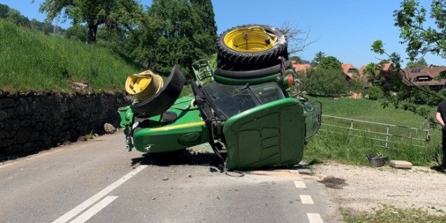 Der Unfall ging glimpflich aus: Der Lenker des Traktors entstieg dem Fahrzeug nur leicht verletzt. (Bild Kapo Bern)