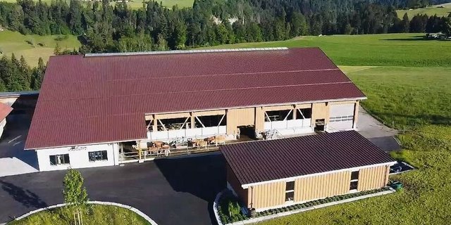 Der neue Milchviehstall wurde mit Investitionskrediten unterstützt, und der Betrieb ist Gastgeber der GV der Kreditkasse Luzern: Das Schintbühl im Ebnet bei Entlebuch.  