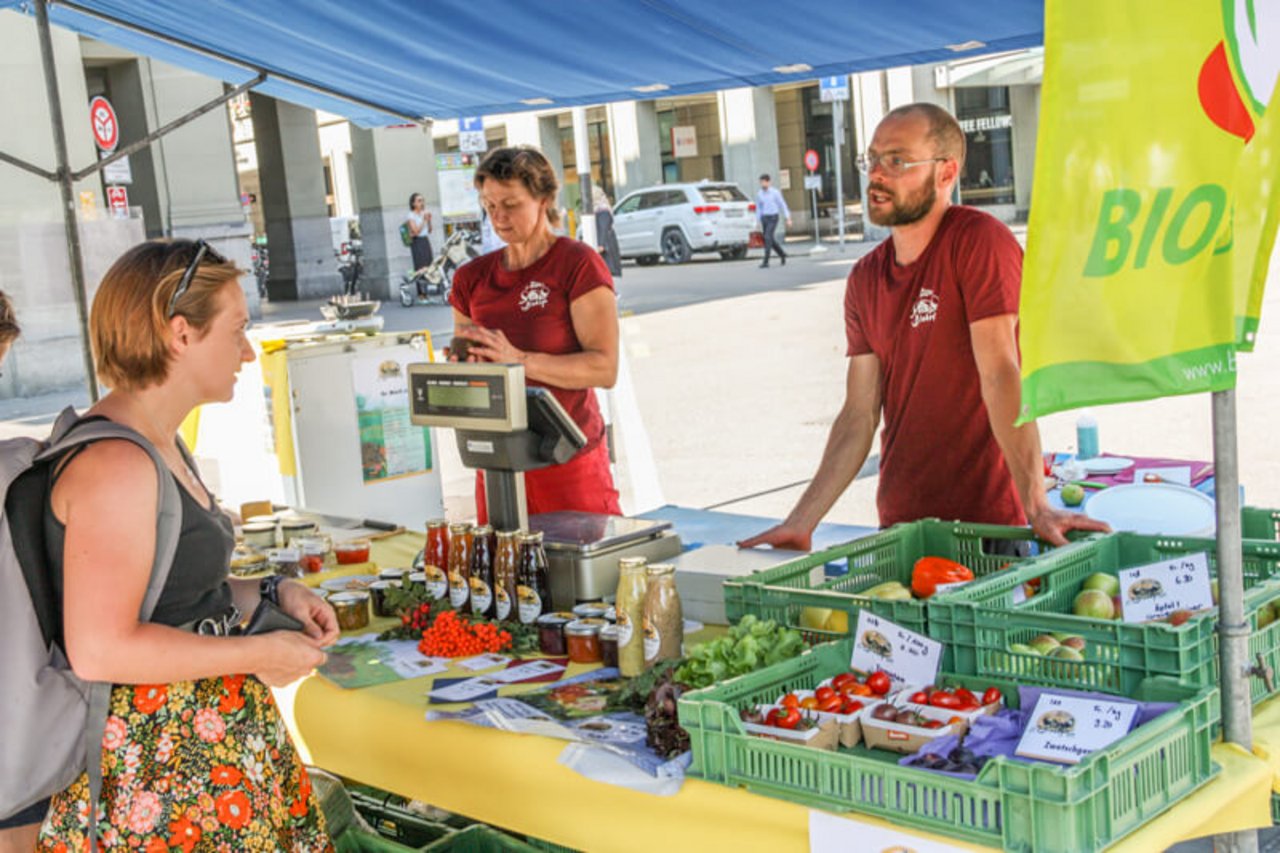 Ob am Markt, im Hofladen oder auf der Website: Digital Geld verlangen hat Vorteile - immer mehr Menschen bezahlen auch für kleine Beträge mit Karten oder Apps. (Archivbild BauZ)