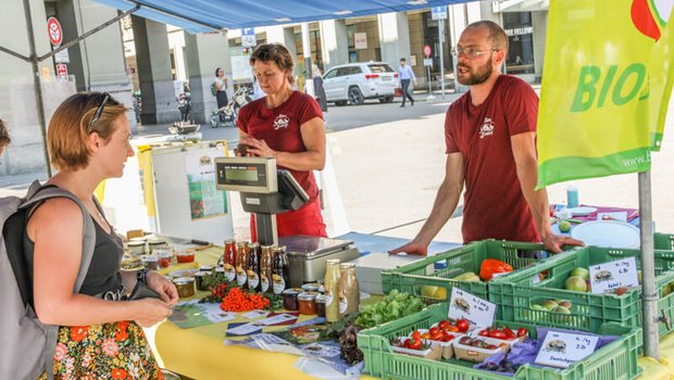 Ob am Markt, im Hofladen oder auf der Website: Digital Geld verlangen hat Vorteile - immer mehr Menschen bezahlen auch für kleine Beträge mit Karten oder Apps. (Archivbild BauZ)