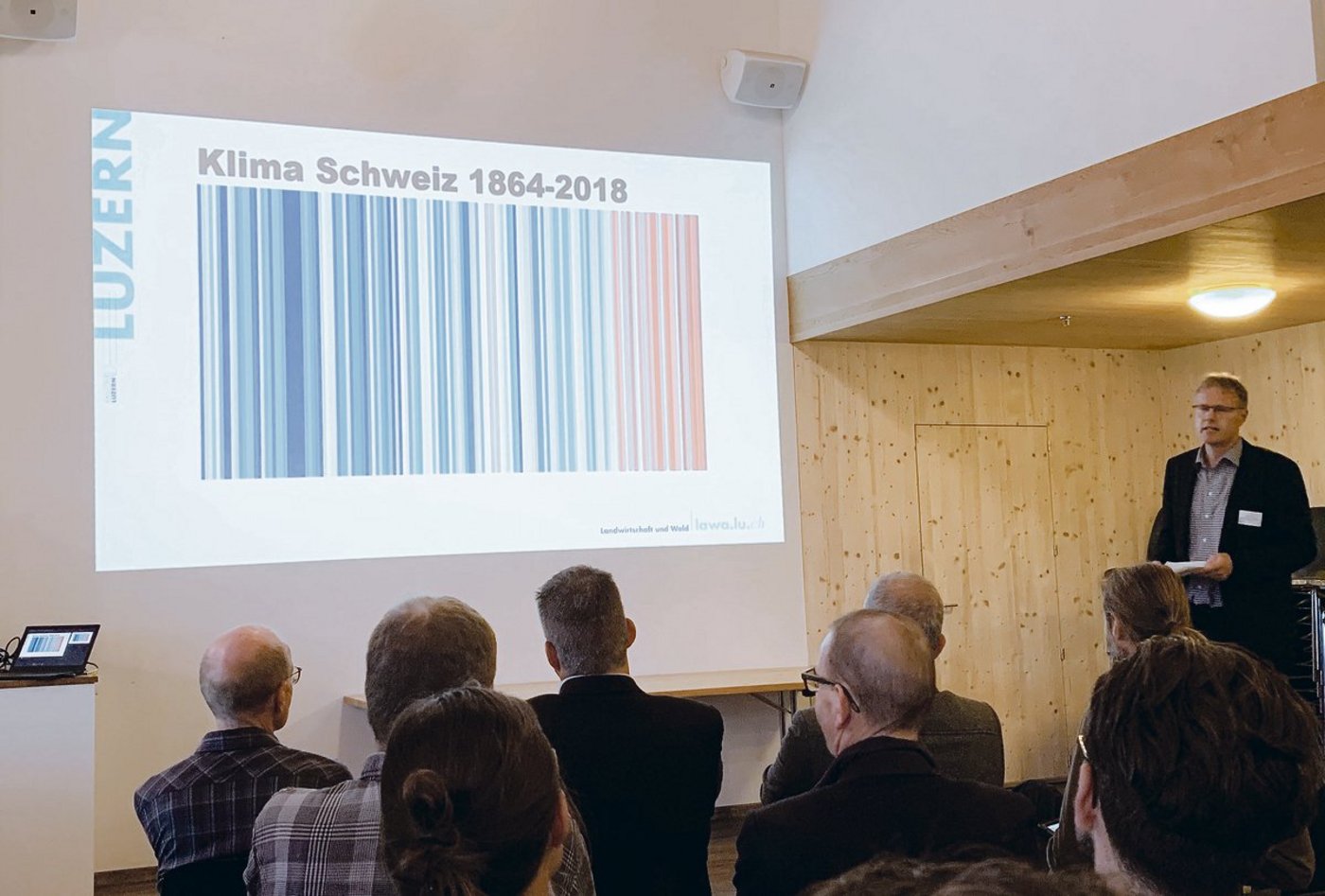 Das  Klima verändert sich. Die Jahre werden immer wärmer. Das spürt auch der Wald. Darüber informierte Bruno Röösli, Abteilungsleiter Wald, am Treffen der Luzerner Holzakteure.  (Bild js)