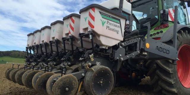 Precision Planting Einzelkornsämaschine mit Schardruckregelung und Fendt 516 mit RTK-Lenksystem, die für die Aussaat auf der Versuchsparzelle verwendet wurden. (Bilder zVg)