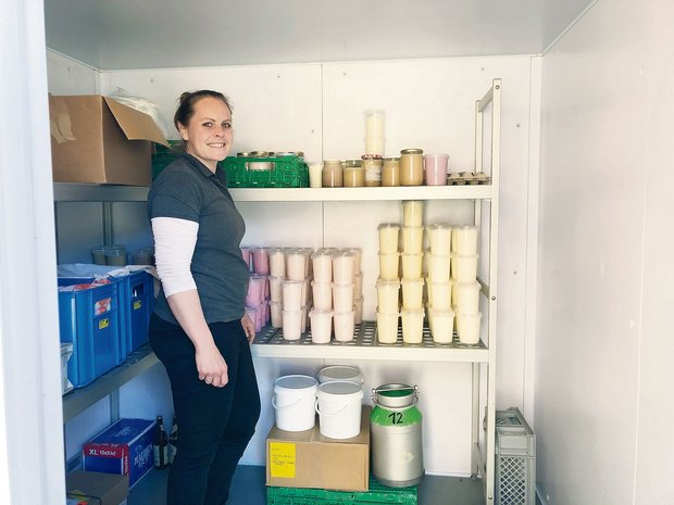 Rahel Bieri holt im Kühlraum Nachschub für den Hofladen: Letztes Jahr vermarktete sie in Form von Joghurt 6000 Liter Milch vom eigenen Betrieb. Und es sollen noch mehr werden. (Bilder Esther Thalmann)