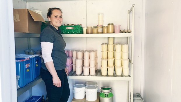 Rahel Bieri holt im Kühlraum Nachschub für den Hofladen: Letztes Jahr vermarktete sie in Form von Joghurt 6000 Liter Milch vom eigenen Betrieb. Und es sollen noch mehr werden. (Bilder Esther Thalmann)