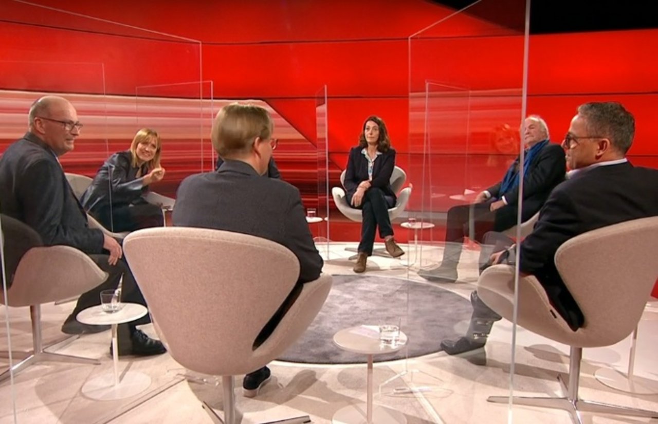 Wenig harmonische Gruppe: Die Club-Diskussionsrunde vom Dienstagabend mit Moderatorin Barbara Lüthi (2.v.l.). (Bild Screenshot)