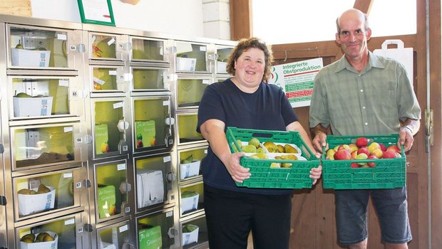 Susanne und Andreas Hedinger neben dem Verkaufsautomaten. Die Investition hat sich für das Bauernpaar gelohnt.