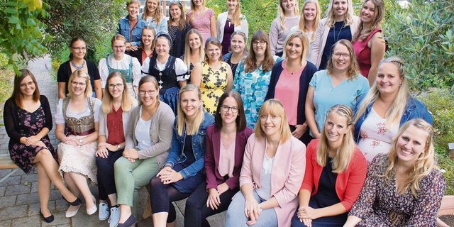 Die Absolventinnen lachen, geniessen den Moment und gehen ihren Weg.