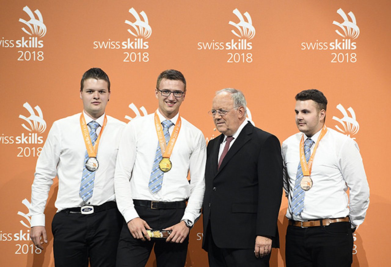 Johannes Meyer (mit Goldmedaille) ist Schweizermeister der Landwirte. (Bild SBV)