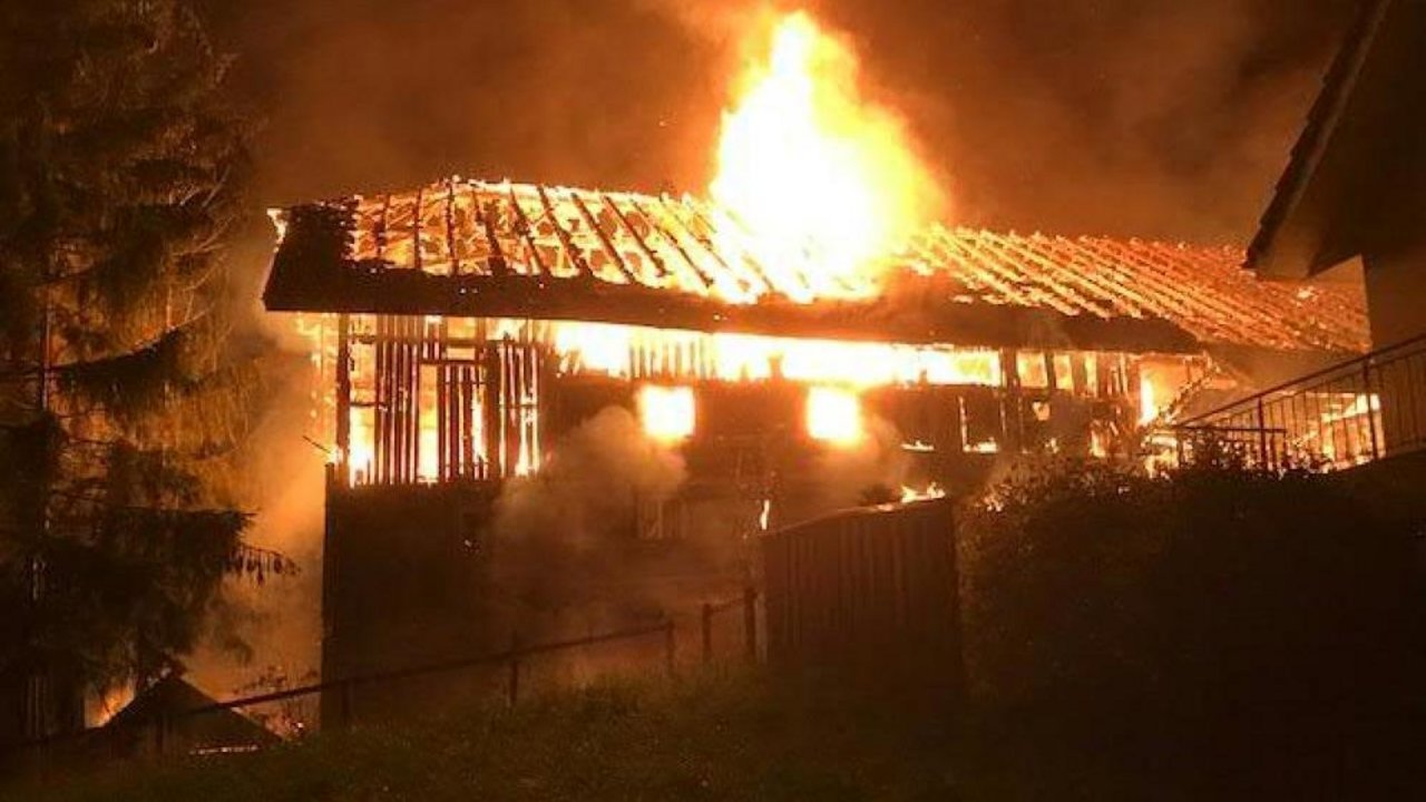 Flammeninferno: Ein Bauernhaus, das abgebrochen werden sollte, ist in der Nacht auf Freitag in Buttwil AG vollständig niedergebrannt. (Bild Kantonspolizei Aargau)