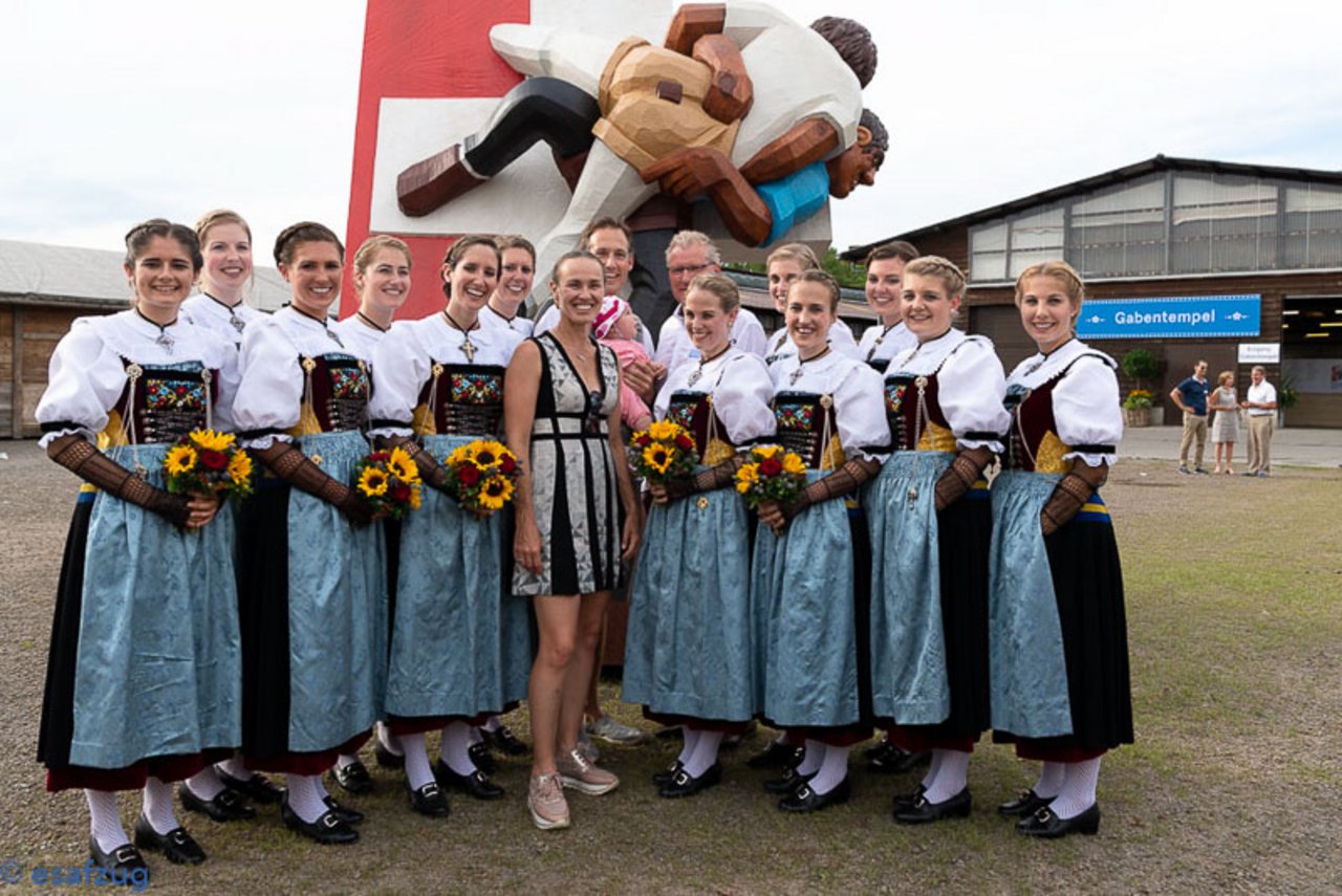 Tennisstar Martina Hingis posiert zur Eröffnung des Gabentempels am 9. August mit den Ehrendamen. (Bild esafzug.ch)