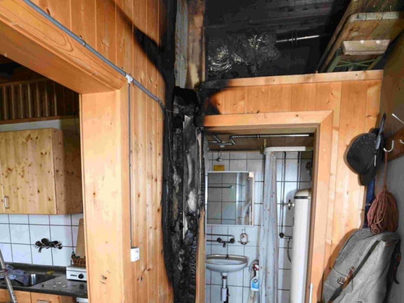 Auf der Alp Mädems bei Mädris-Vermol SG ist am Samstag in einer Alphütte ein Mottbrand ausgebrochen. (Bild Kapo St. Gallen)