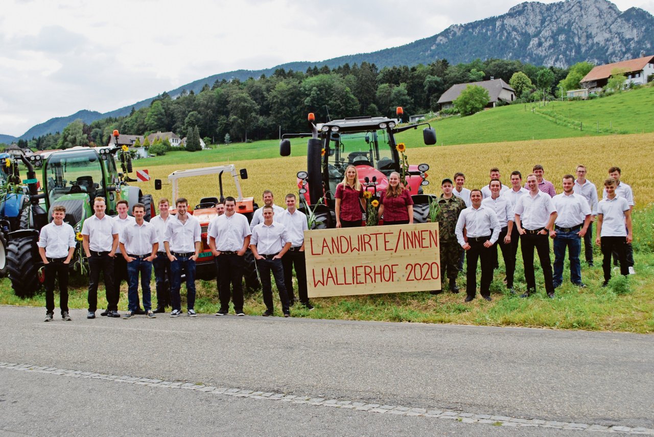 Alle, die zur Abschlussprüfung angetreten sind, konnten am Bildungszentrum Wallierhof erfolgreich bestehen. Dies ist die Klasse, die den Abschluss Landwirtin oder Landwirt EFZ regulär absolviert hat.