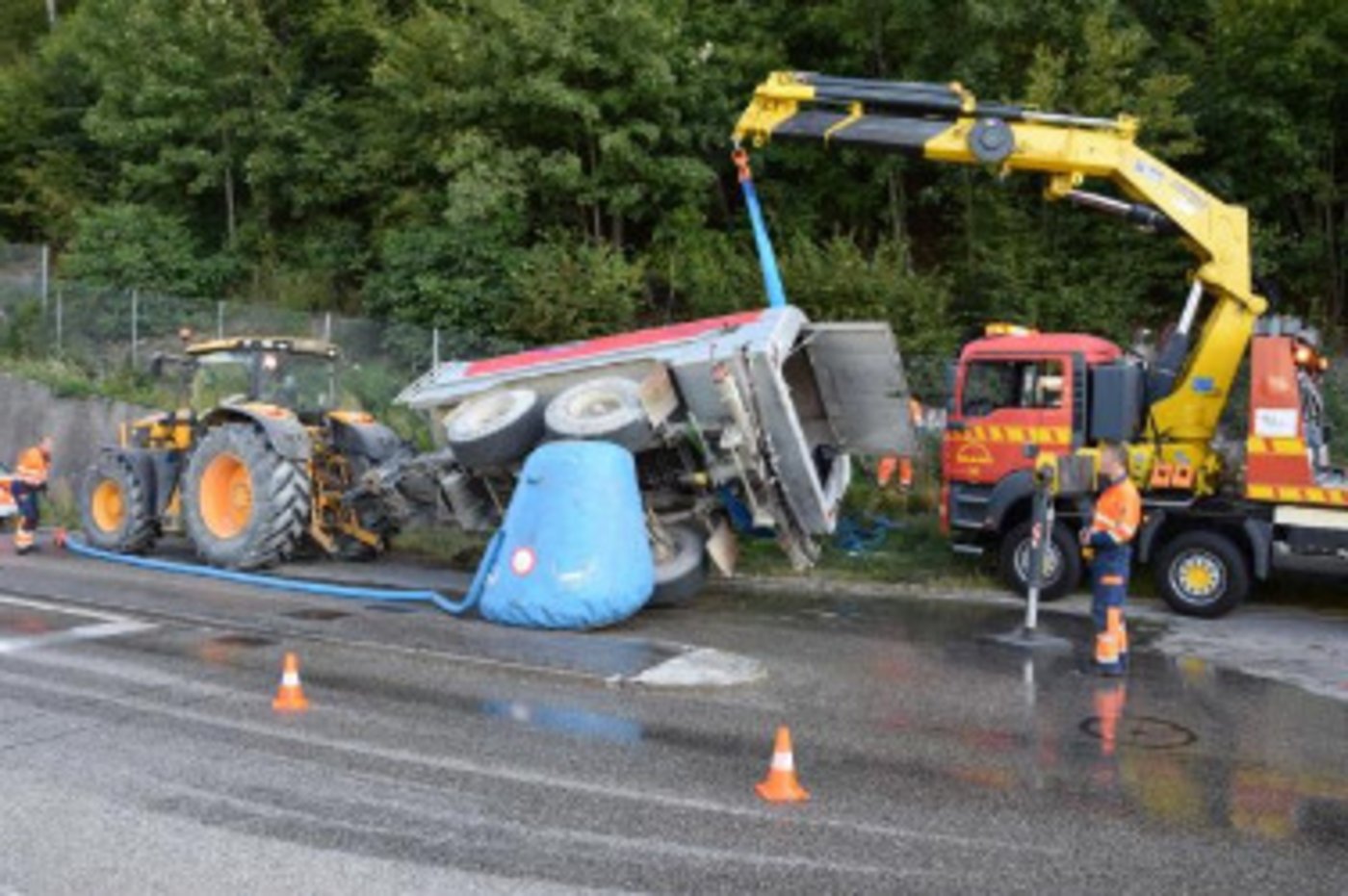 Der Anhänger musste mittels eines Hebekrans geborgen werden. 