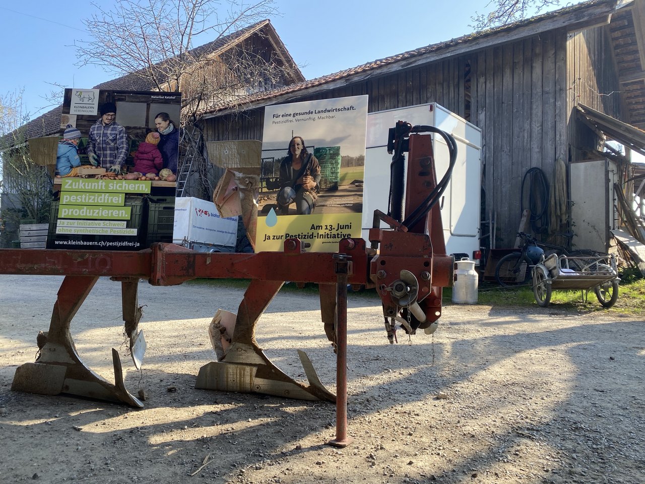 Die befürwortenden Plakate der Pestizidverbots-Initiative. (Bild sjh)