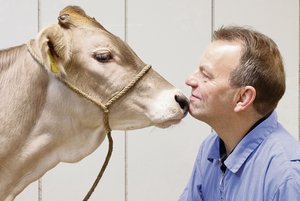 Martin Kaske auf Du und Du mit einem Kalb. Der Geschäftsführer des KGD zeigte anlässlich der Delegiertenversammlung wieder einmal deutlich auf, wofür sein Herz schlägt: fürs Kalb. (Bild zVg)