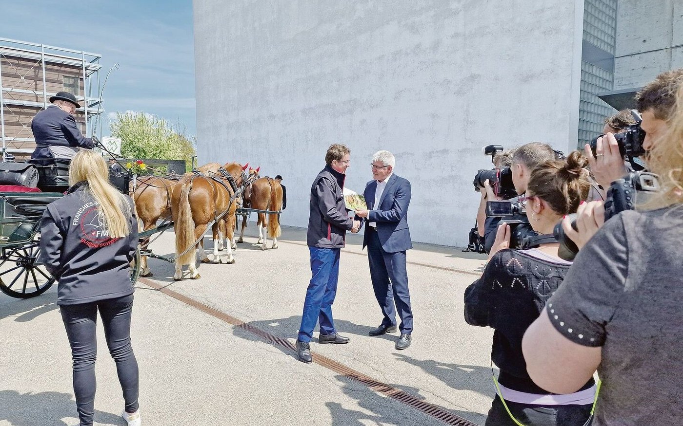 Albert Rösti (l.) – hier mit Amtsdirektor Christian Hofer – hat den Freiberger-Züchtern eine Million Franken «gerettet».   