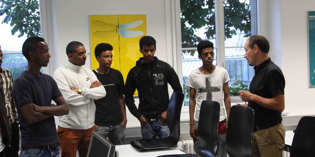 Hans Hofer (rechts), Leiter Berufliche Grundbildung des Inforama, zeigt den künftigen Lernenden ihren Klassenraum. (Bild aw)