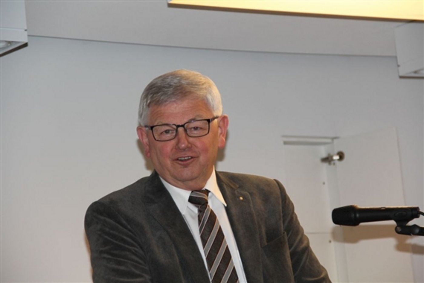 Der SVP-Nationalrat Max Binder gibt vor den Delegierten des Zürcher Bauernverbands den Verzicht auf eine erneute Kandidatur bekannt. (Bild chw) - See more at: http://www.bauernzeitung.ch/news-archiv/2015/04/09/max-binder-tritt-nicht-mehr-an.aspx#sthash.ENcu3JCP.dpuf