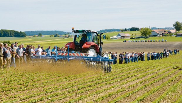 Maschinendemos sind ein beliebter Teil des jährlichen Bio-Ackerbautages. Dieses Bild eines Rollhackgeräts (Carré Rotanet) entstand 2017 in Cournillens FR. (Bild Bio Suisse)
