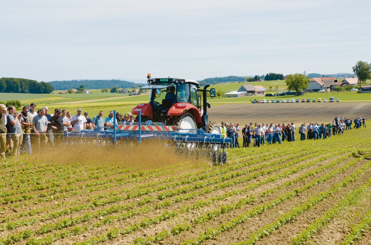 Maschinendemos sind ein beliebter Teil des jährlichen Bio-Ackerbautages. Dieses Bild eines Rollhackgeräts (Carré Rotanet) entstand 2017 in Cournillens FR. (Bild Bio Suisse)