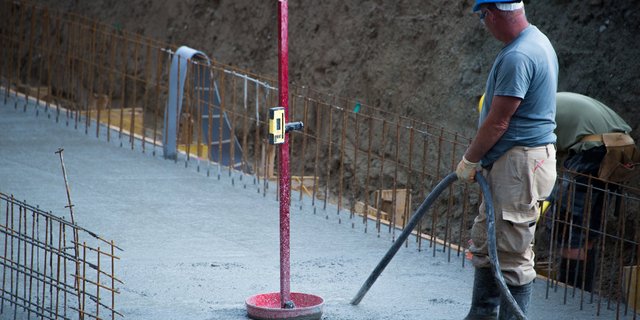 Bevor das Fundament für die neue Scheune gegossen wird, heisst es für Luzerner Landwirte zuerst «Hose abe».(Symbolbild BauZ)