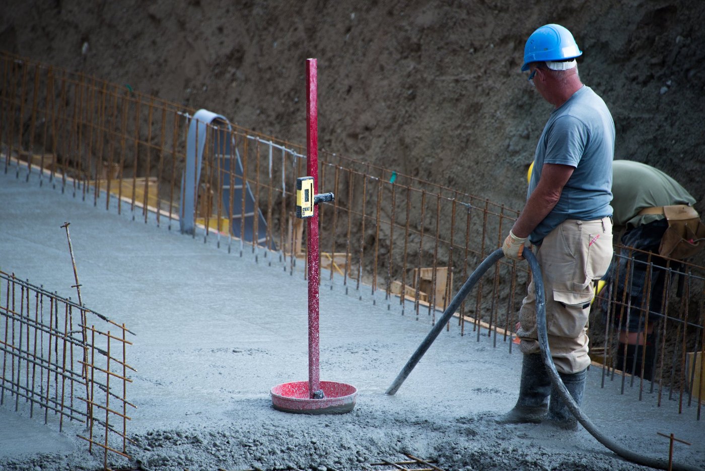 Bevor das Fundament für die neue Scheune gegossen wird, heisst es für Luzerner Landwirte zuerst «Hose abe».(Symbolbild BauZ)
