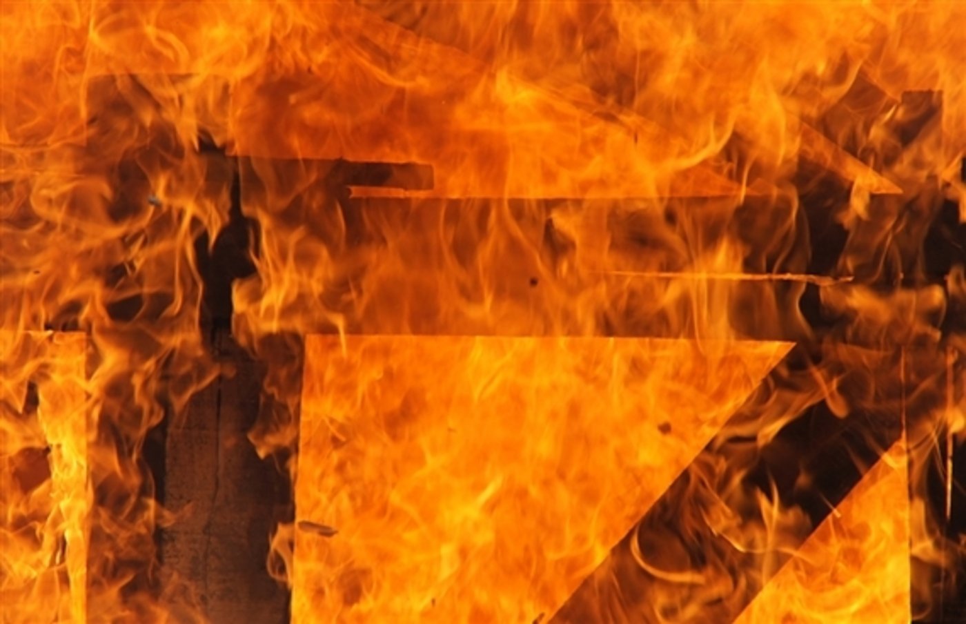 Brandstiftung kann als Brandursache nicht ausgeschlossen werden. (Symbolbild: lichtkunst.73 / pixelio.de)