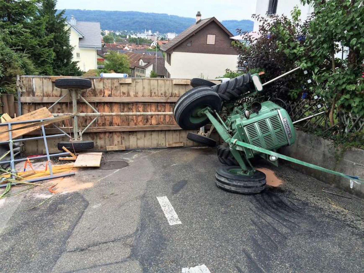 Der Traktor wurde vom Anhänger offenbar überholt. (Bild "blick.ch")