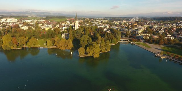 Die Baudirektion prüft mögliche seeinterne Massnahmen, wie zum Beispiel Zwangszirkulation oder Tiefenwasserableitung zur Beschleunigung der Zugersee-Sanierung. (Bild z.V.g)