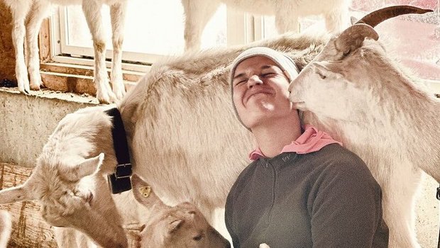 Nadine Perren inmitten ihrer Ziegen. «Die Tiere liegen mir mehr als die Touristen», sagt sie. 