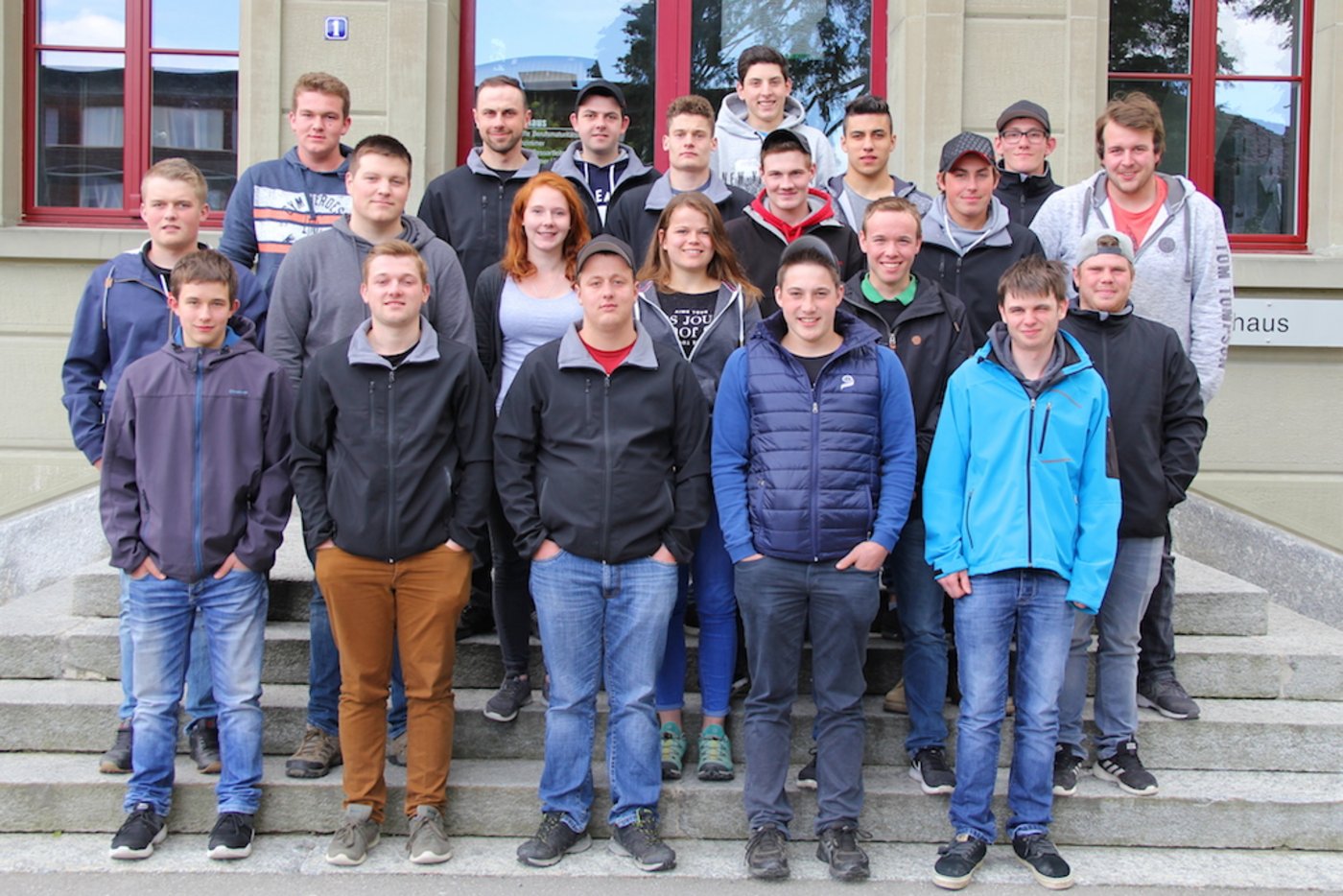 Beim Fototermin der Klasse Landwirt(in) EFZ 3B war es offenbar noch etwas kühler. 