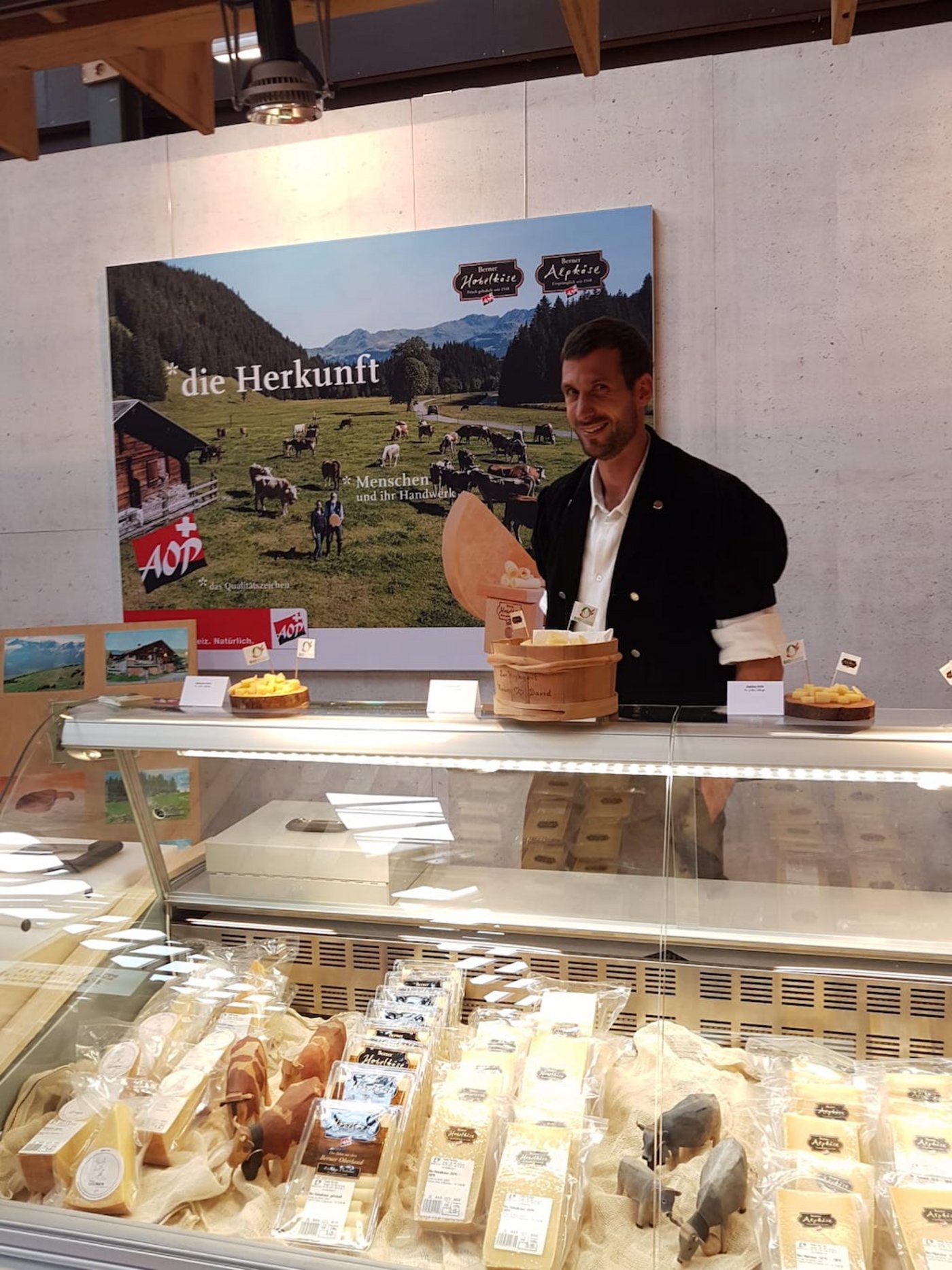 Auch in der Westschweiz wollen die Berner Älpler Fuss fassen. David Perreten, Feutersoey, präsentiert charmant am letztjährigen Salon Goûts et Terroirs in Bulle Berner Alpkäse. 