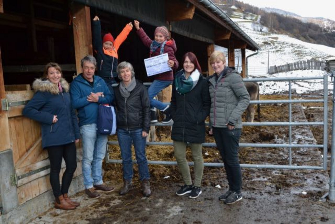 Zur Preisübergabe sind vom Schweizer und vom Bündner Bauernverband die Brunchverantwortlichen angereist (v. l. n. r.): Jeannine Widrig (Bündner Bauernverband), Jürg Wirth, Serafin Kern, Rebekka Kern,  Meret Kern, Andrea Oldani (SBV) und Tamara Casutt (Bündner Bauernverband).