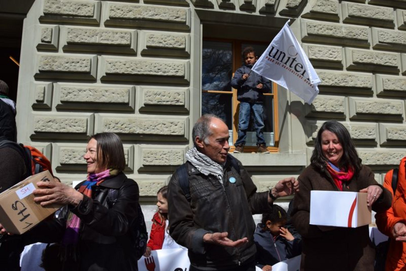 Mit der bewährten Menschenkette werden die Kartons mit den 109'000 Unterschriften der Bundeskanzlei übergeben. Rechts Ulrike Minkner, Vizepräsidentin der Uniterre, welche die Unterschriftensammlung koordiniert hat. (Bilder Jeanne Woodtli)