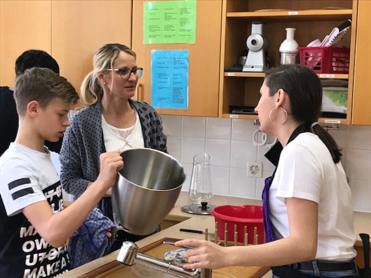Die Hauswirtschaftslehrerin Nadine Zwahlen hilft ihren Schülern bei den letzten Vorbereitungen zum festlichen Mittagessen. (Bild Alexandra Stückelberger)