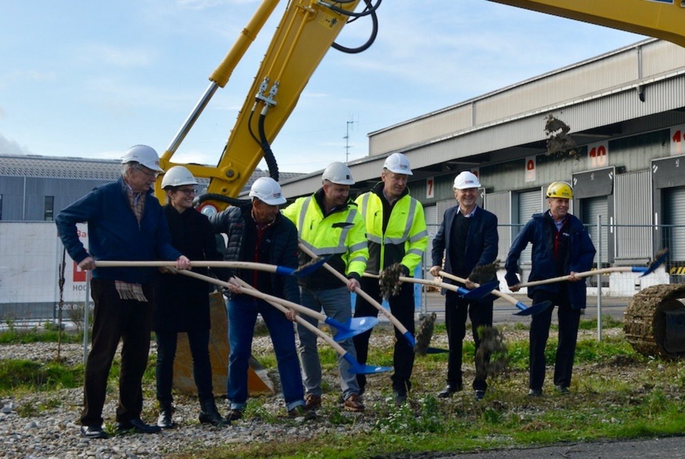 Dort, wo Ende nächstes Jahr der fertige Siloturm stehen soll, wurden heute die ersten Spaten in den Boden gestochen. (Bild noe)