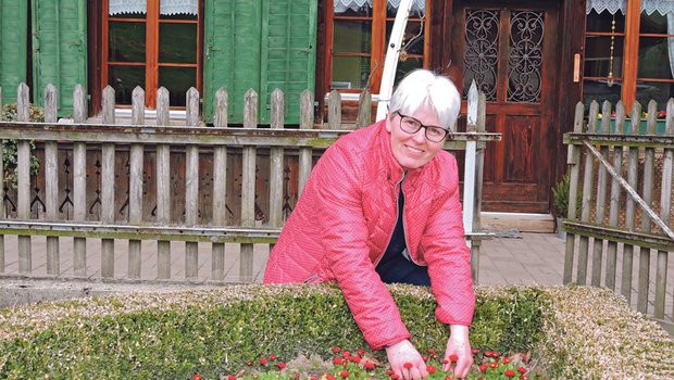 Helen Ruch-Sommerhalder vor ihrem Berner Bauernhaus, wo bereits die Frühlingsblumen blühen. Da sie nicht gerne einkauft, zieht sie auch selber Gemüse für die Selbstversorgung. (Bild Barbara Heiniger)