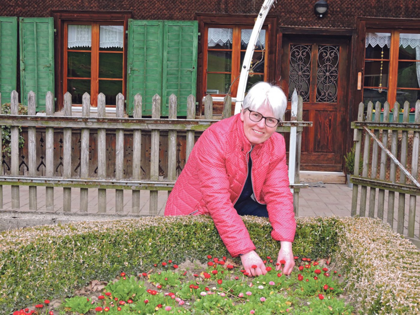 Helen Ruch-Sommerhalder vor ihrem Berner Bauernhaus, wo bereits die Frühlingsblumen blühen.  Da sie nicht gerne einkauft, zieht sie auch selber  Gemüse für die Selbstversorgung. (Bild Barbara Heiniger)