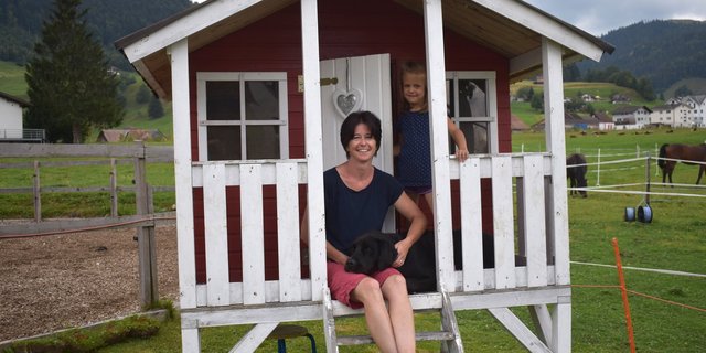 Simone Schönbächler und ihre Tochter Michelle im norwegischen Spielhaus, welches die Familie erst kürzlich für den Erlebnisgaden geschenkt bekommen hat. (Bilder lae)