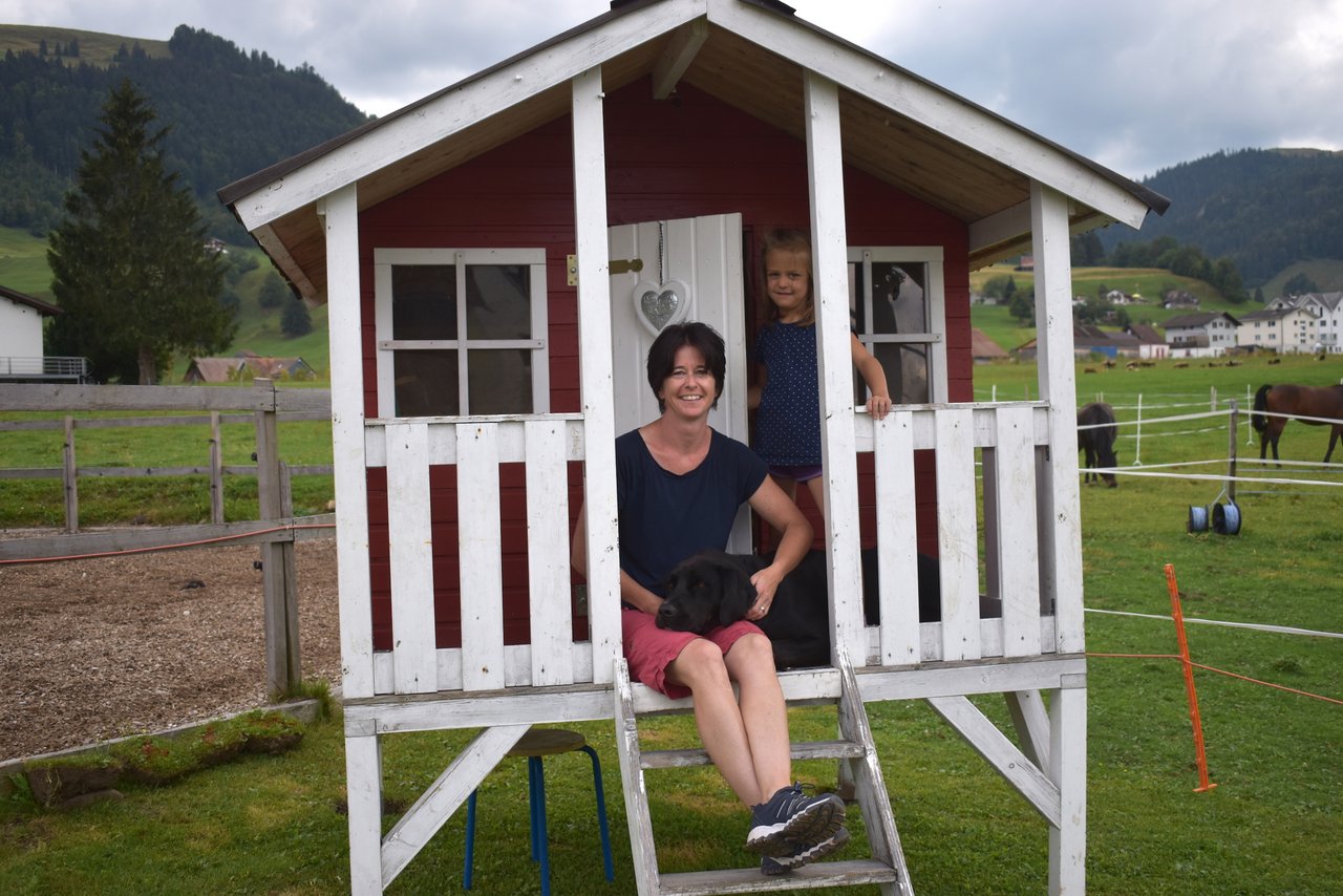 Simone Schönbächler und ihre Tochter Michelle im norwegischen Spielhaus, welches die Familie erst kürzlich für den Erlebnisgaden geschenkt bekommen hat. (Bilder lae)