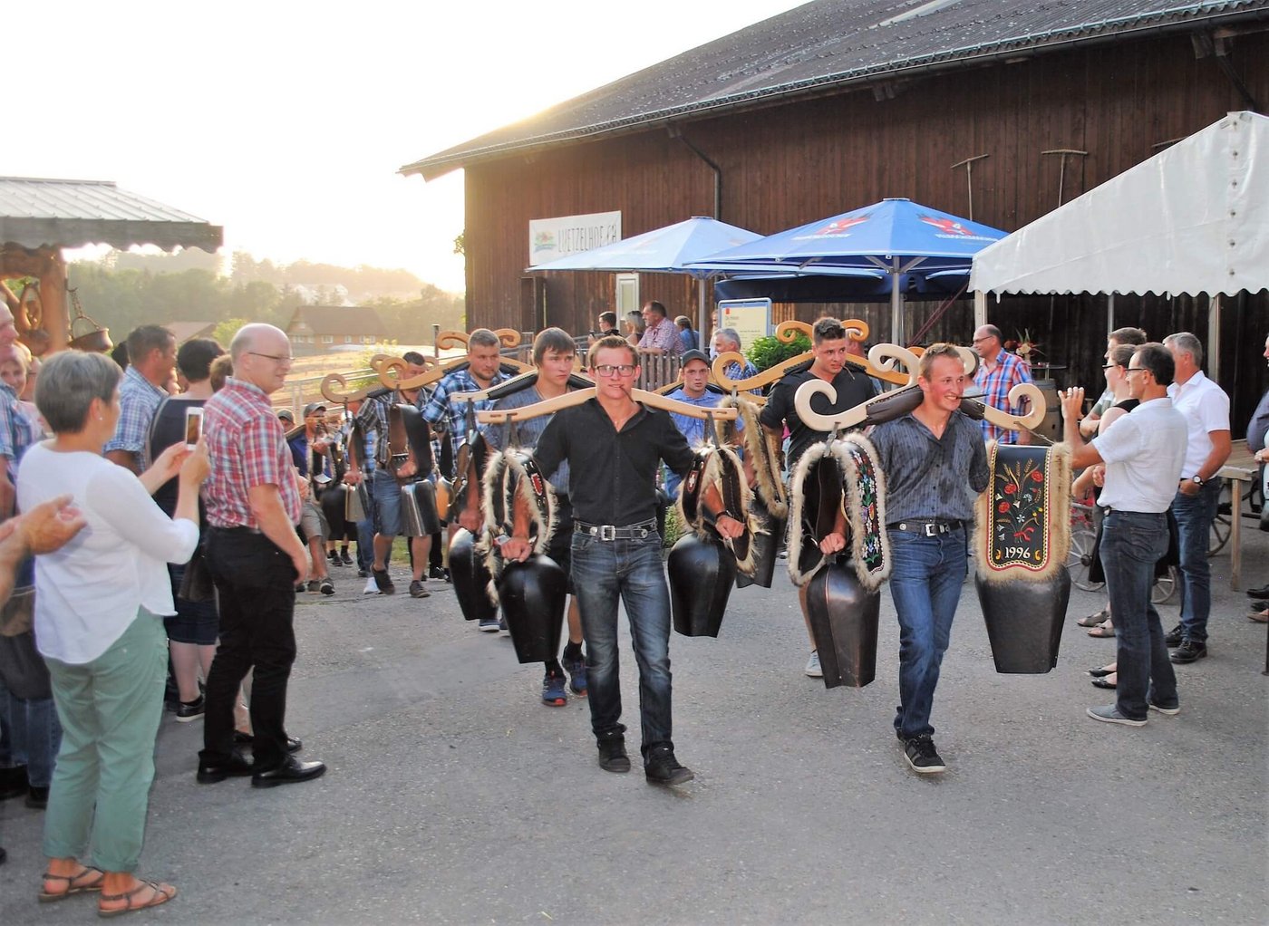 Die Absolventen beim Treicheleinzug.