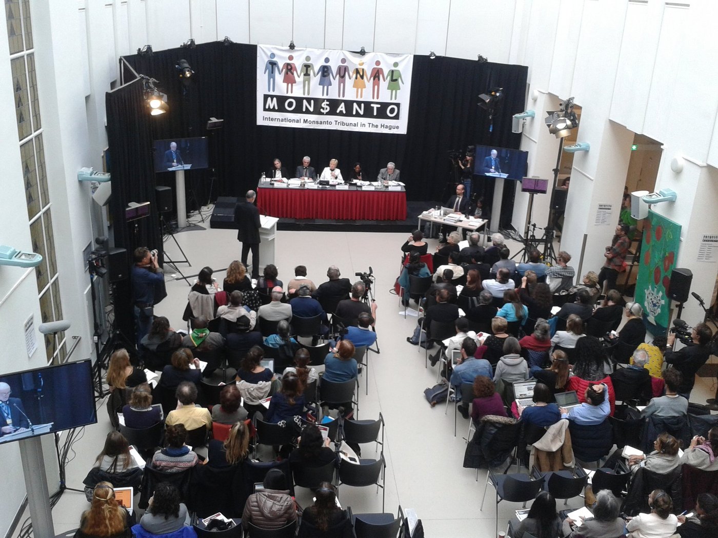 Das «Monsanto-Tribunal» bei der Arbeit. (Bild Aktion Agrar/Twitter)