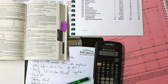 Wer sich im Winter um die wichtigen Büroarbeiten kümmert, hat im Sommer den Kopf frei für die Feldarbeiten.Bild: zVg